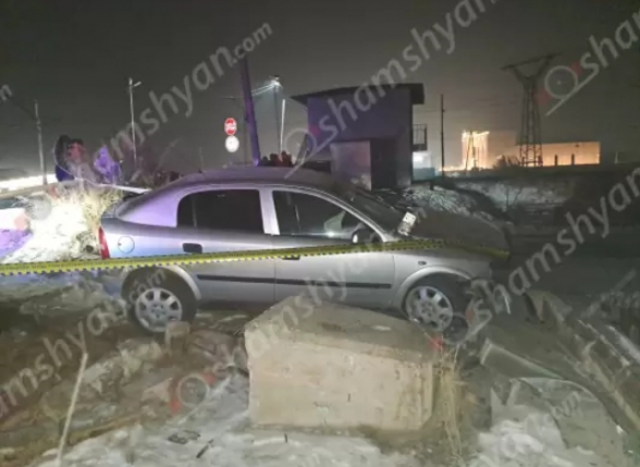 Արտաշատում Opel-ը հայտնվել է գերեզմանատան տարածքում․ ամուսինները և նրանց 2 երեխաները հոսպիտալացվել են